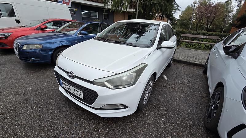 Usado Hyundai i20 84 CV (61 kW) 2015 Blanco Berlina
