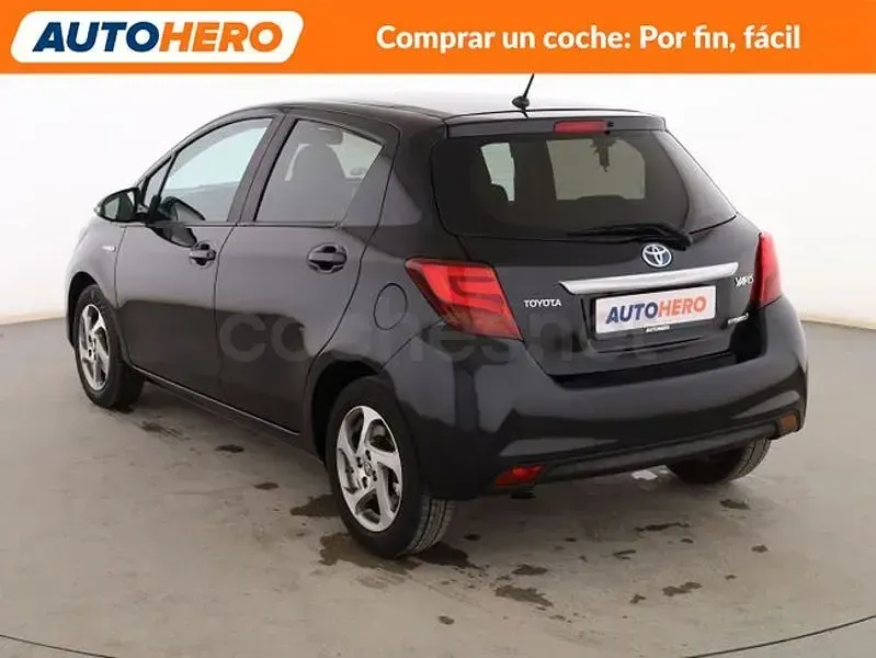 Usado Toyota Yaris Hybrid Active 100 CV (73 kW) 2016 Negro Berlina