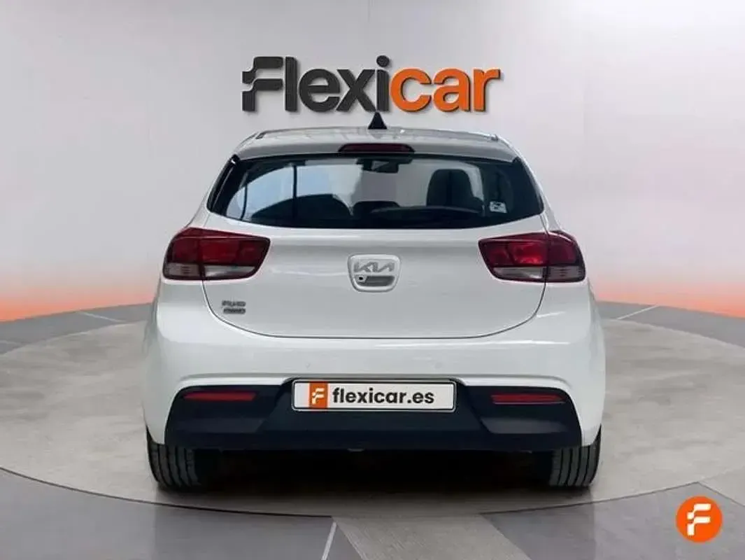 Usado Kia Rio 101 CV (74 kW) 2023 Blanco Berlina