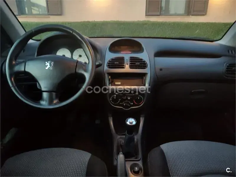 Usado Peugeot 206 70 CV (51 kW) 2005 Negro Berlina