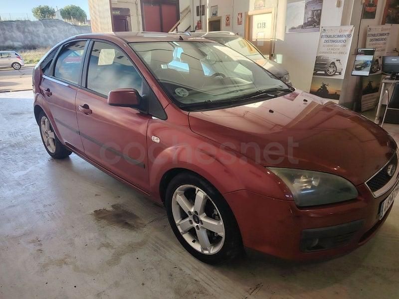 Usado Ford Focus Ghia 115 CV (84 kW) 2006 Granate Berlina