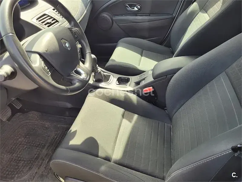 Usado Renault Mégane GrandTour LIMITED 95 CV (69 kW) 2014 Blanco Familiar