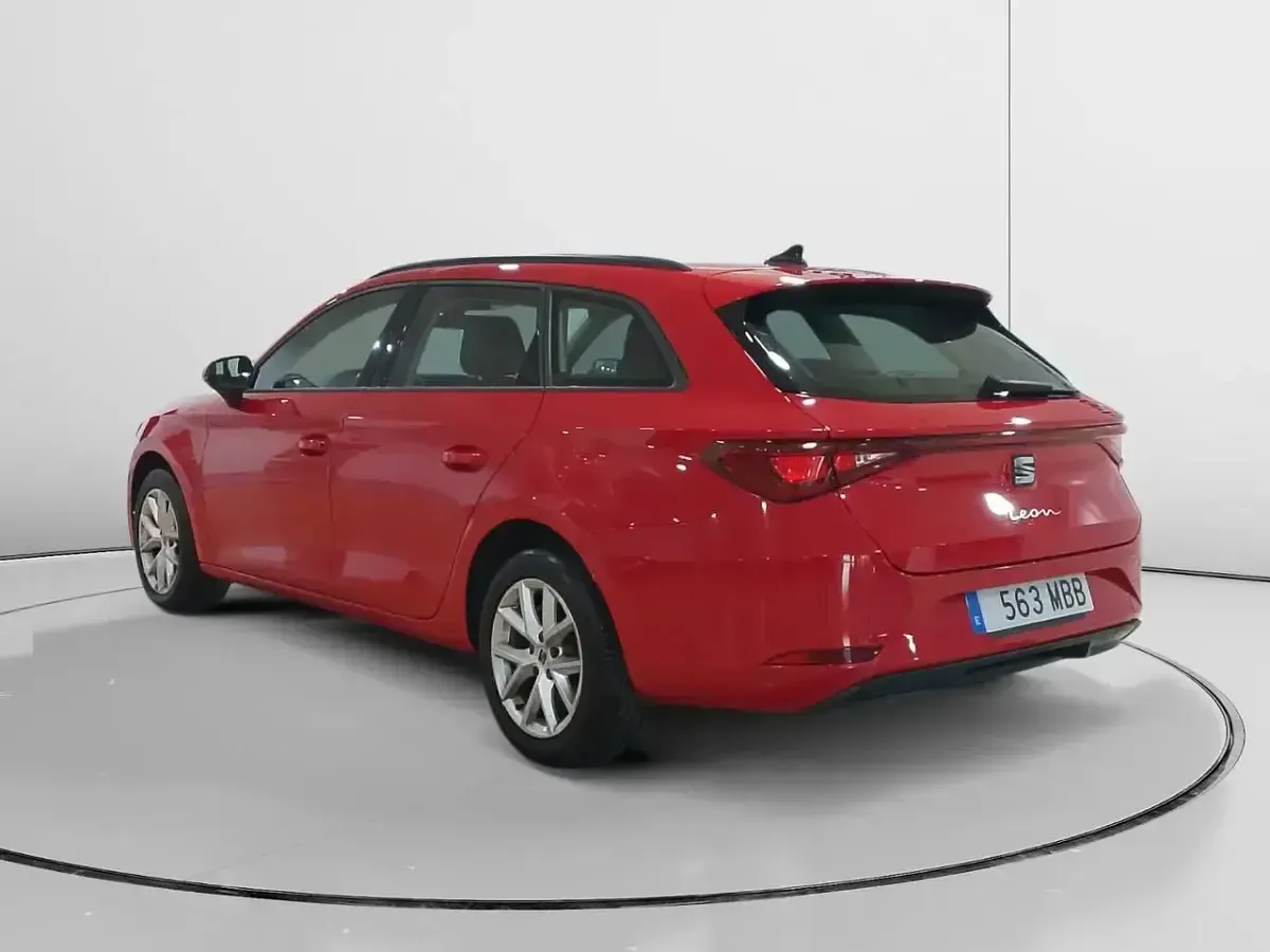 Usado Seat Leon Reference 116 CV (85 kW) 2022 Rojo Familiar