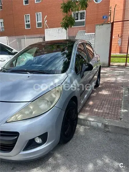 Usado Peugeot 207 Business-Line 70 CV (51 kW) 2011 Gris / plata Berlina