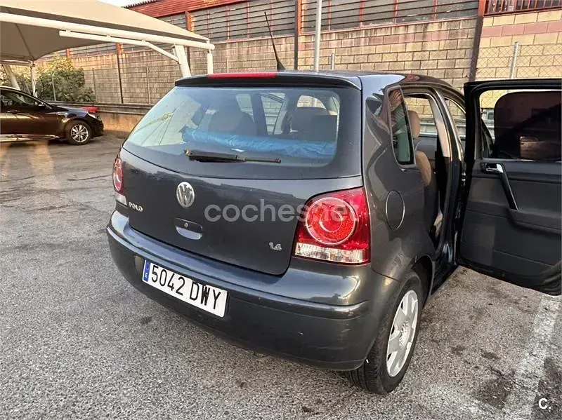 Usado VW Polo Advance 75 CV (55 kW) 2006 Gris / plata Utilitario