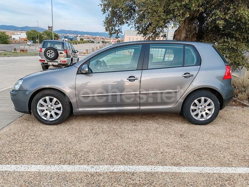 Usado VW Golf IV Trendline 105 CV (77 kW) 2005 Gris / plata Berlina