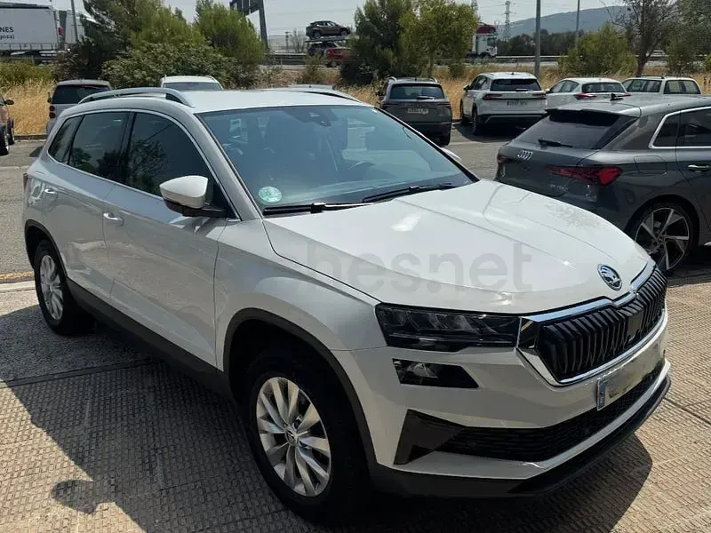 Usado Skoda Karoq Ambition 150 CV (110 kW) 2022 Blanco SUV