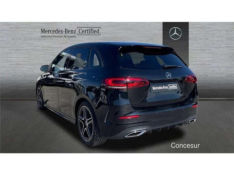 Usado Mercedes B200 136 CV (100 kW) 2022 Negro Monovolumen