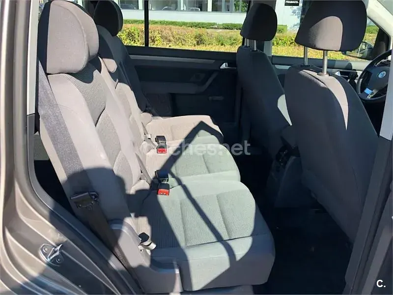 Usado VW Touran Advance 105 CV (77 kW) 2009 Gris / plata Monovolumen