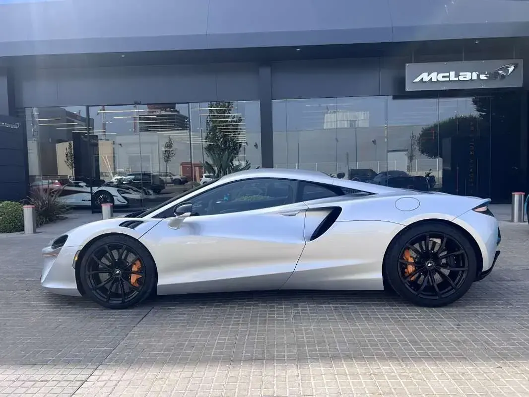 Usado McLaren Artura 700 CV (514 kW) 2024 Plateado Coupe