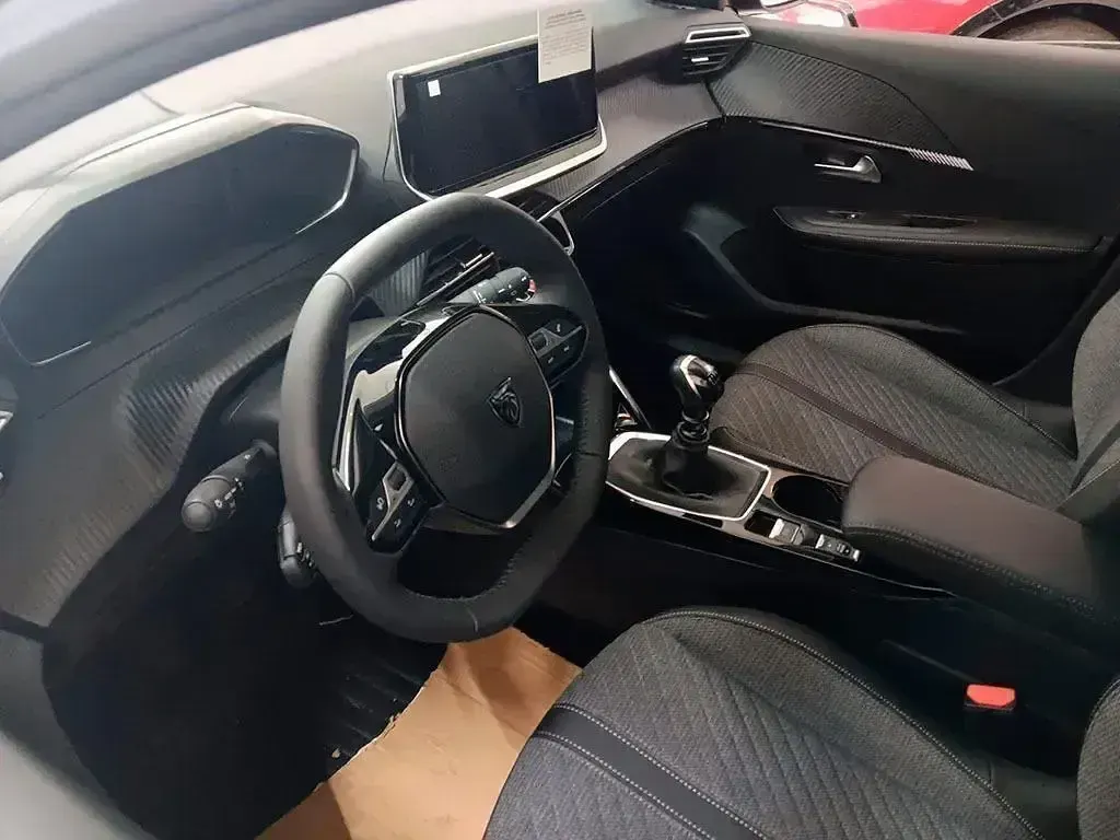 Nuevo Peugeot 208 Allure 100 CV (73 kW) 2025 Gris Utilitario
