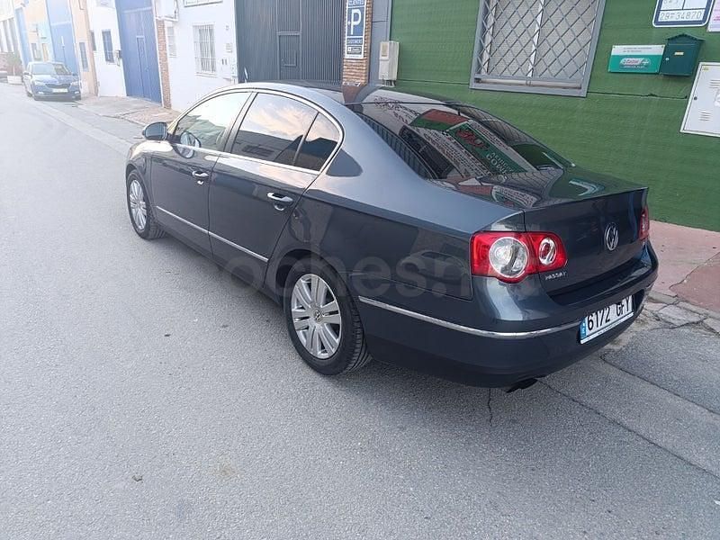 Usado VW Passat Highline 160 CV (117 kW) 2008 Gris / plata Berlina