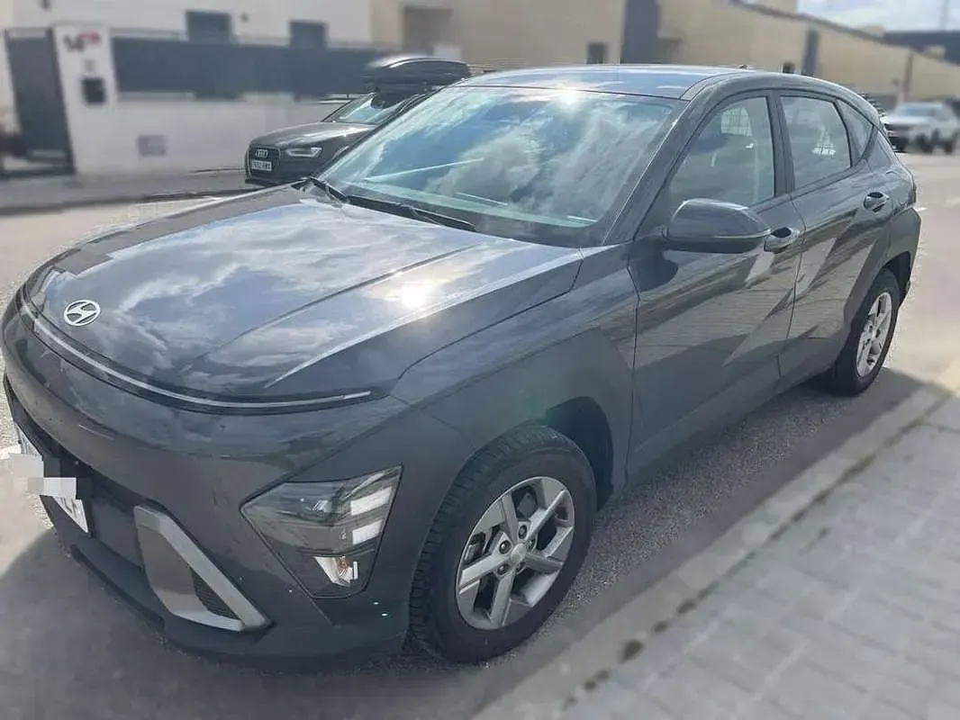 Usado Hyundai Kona Style 105 CV (77 kW) 2023 Gris SUV