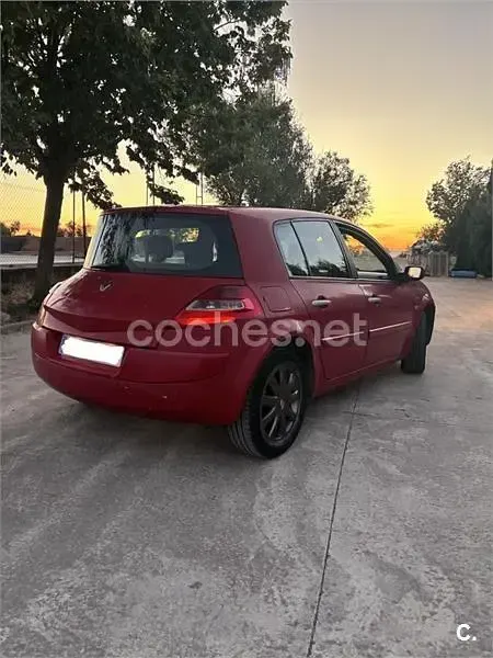 Usado Renault Mégane III Dynamique 105 CV (77 kW) 2008 Rojo Berlina