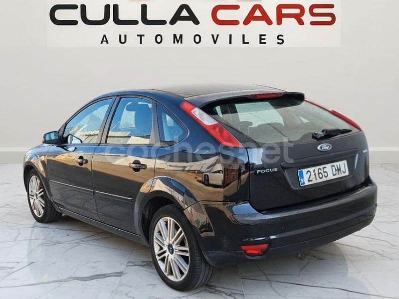Usado Ford Focus Ghia 136 CV (100 kW) 2005 Negro Utilitario