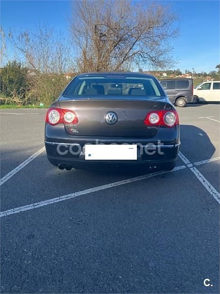 Usado VW Passat Highline 150 CV (110 kW) 2005 Marrón Berlina