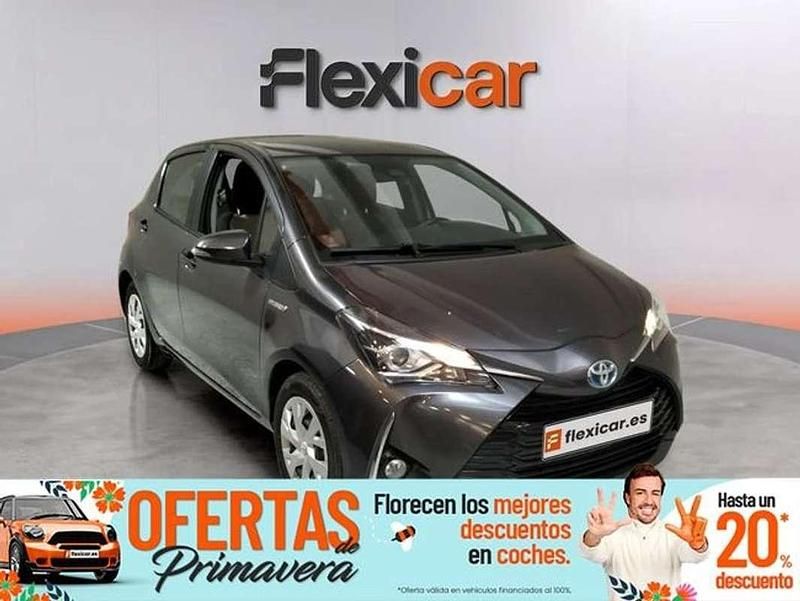Usado Toyota Yaris Hybrid Active 99 CV (72 kW) 2019 Gris Utilitario