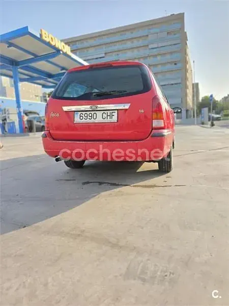 Usado Ford Focus Ghia 100 CV (73 kW) 2003 Rojo Familiar