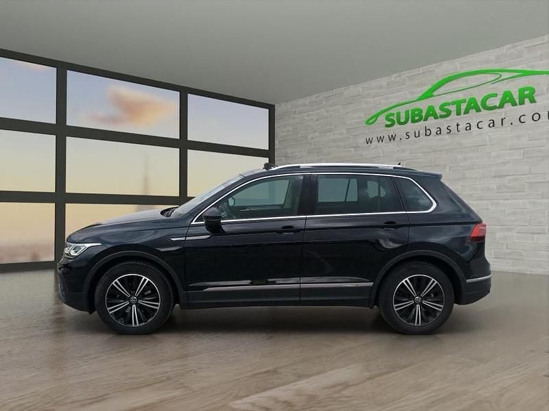 Negro metalizado Usado 2021 VW Tiguan Life SUV | 24.400 € (Buen precio) - Imagen 1/4