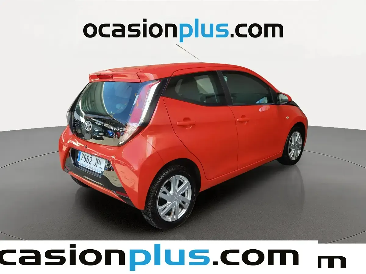 Usado Toyota Aygo X-play 69 CV (50 kW) 2016 Naranja Utilitario