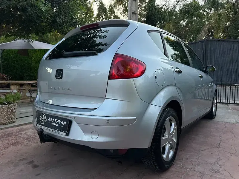 Usado Seat Altea Style 105 CV (77 kW) 2010 Gris / plata Monovolumen