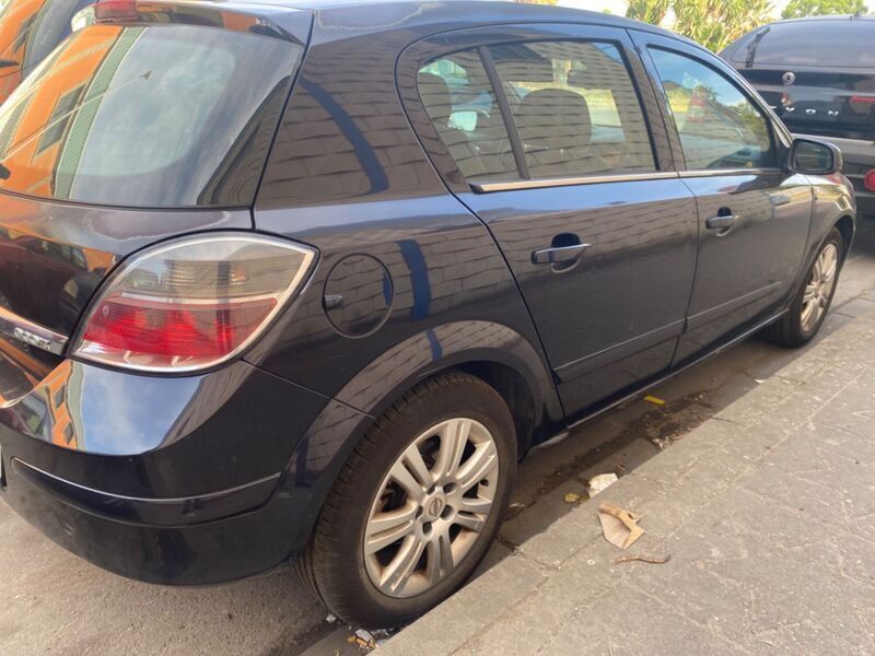 Usado Opel Astra Edition 110 CV (80 kW) 2009 Negro
