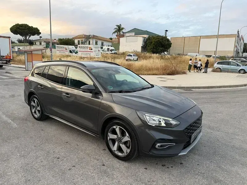 Usado Ford Focus Active X 120 CV (88 kW) 2020 Gris / plata Familiar