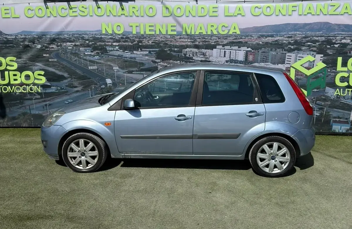Usado Ford Fiesta Ghia 68 CV (50 kW) 2006 Azul Utilitario