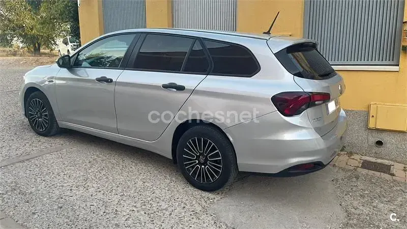Usado Fiat Tipo 130 CV (95 kW) 2022 Gris / plata Familiar