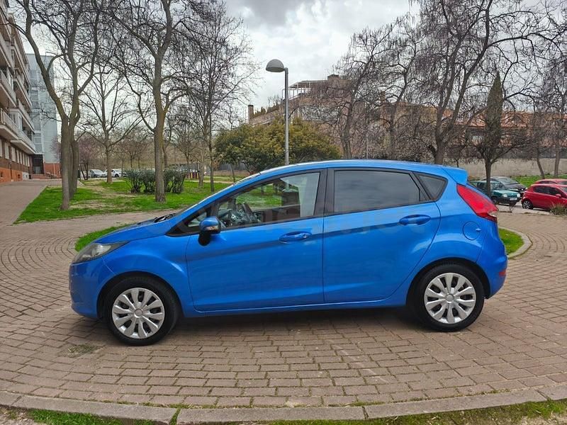 Usado Ford Fiesta Trend 70 CV (51 kW) 2012 Azul Utilitario