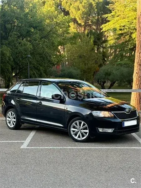 Usado Skoda Rapid Active 105 CV (77 kW) 2013 Negro Utilitario