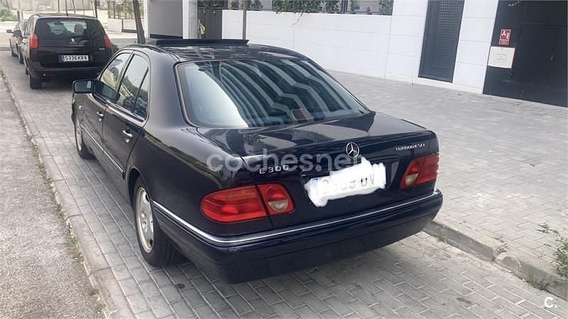 Usado Mercedes E300 Avantgarde 177 CV (130 kW) 1998 Azul Berlina