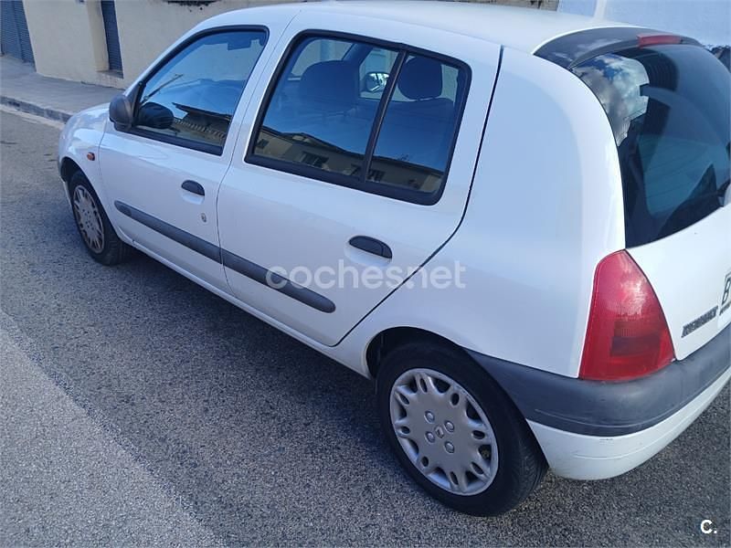 Usado Renault Clio II 60 CV (44 kW) 2000 Blanco Berlina