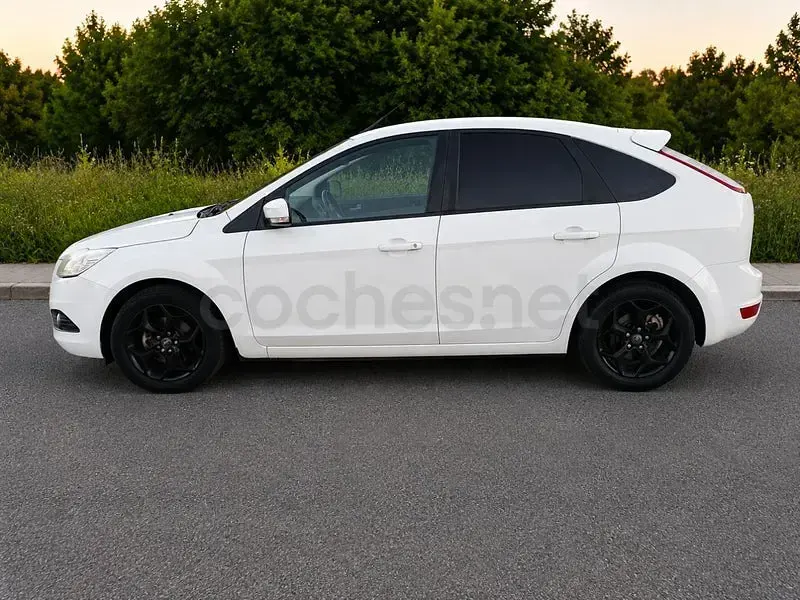 Usado Ford Focus Trend 115 CV (84 kW) 2009 Blanco Berlina