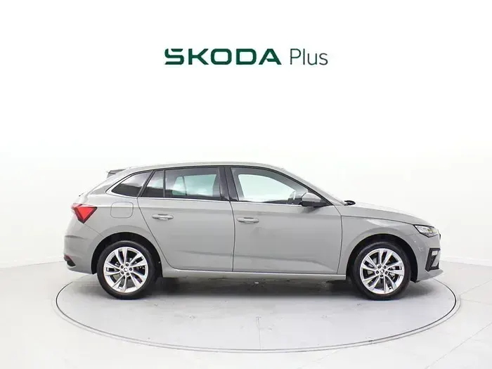 Usado Skoda Scala 115 CV (84 kW) 2025 Gris Utilitario