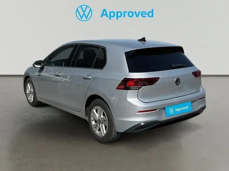 Usado VW Golf VIII Life 110 CV (80 kW) 2023 Gris / plata Berlina