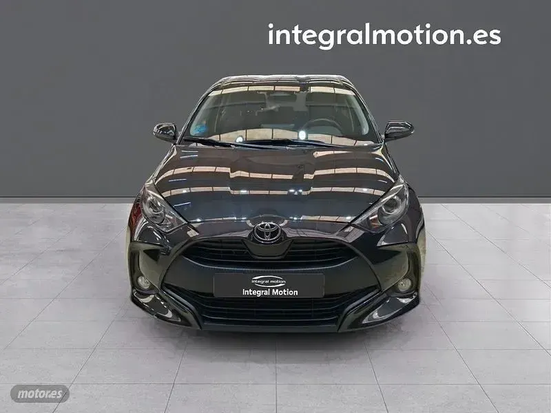 Usado Toyota Yaris Hybrid Active 115 CV (84 kW) 2025 Negro Berlina