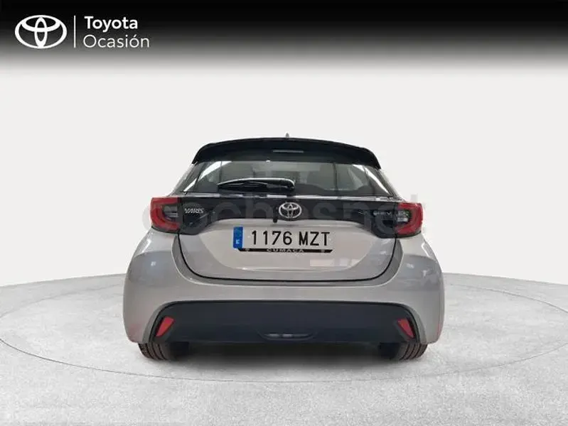 Usado Toyota Yaris Hybrid Active 116 CV (85 kW) 2025 Gris / plata Berlina