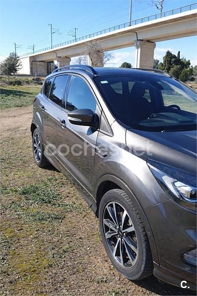 Usado Ford Kuga ST-Line 150 CV (110 kW) 2019 Gris / plata SUV