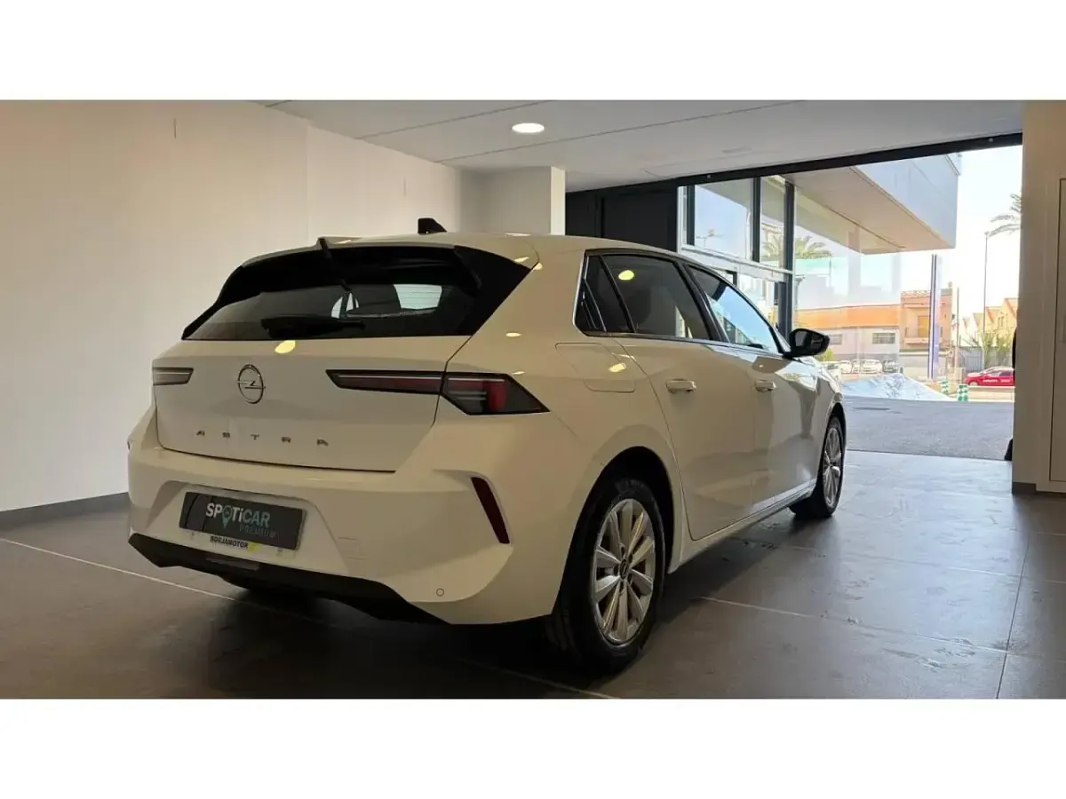 Usado Opel Astra Edition 110 CV (80 kW) 2023 Blanco Utilitario