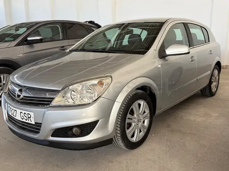 Usado Opel Astra Edition 110 CV (80 kW) 2009 Gris / plata Berlina