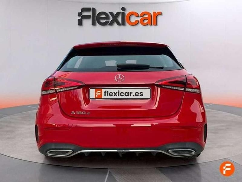 Usado Mercedes A180 109 CV (80 kW) 2019 Rojo Utilitario