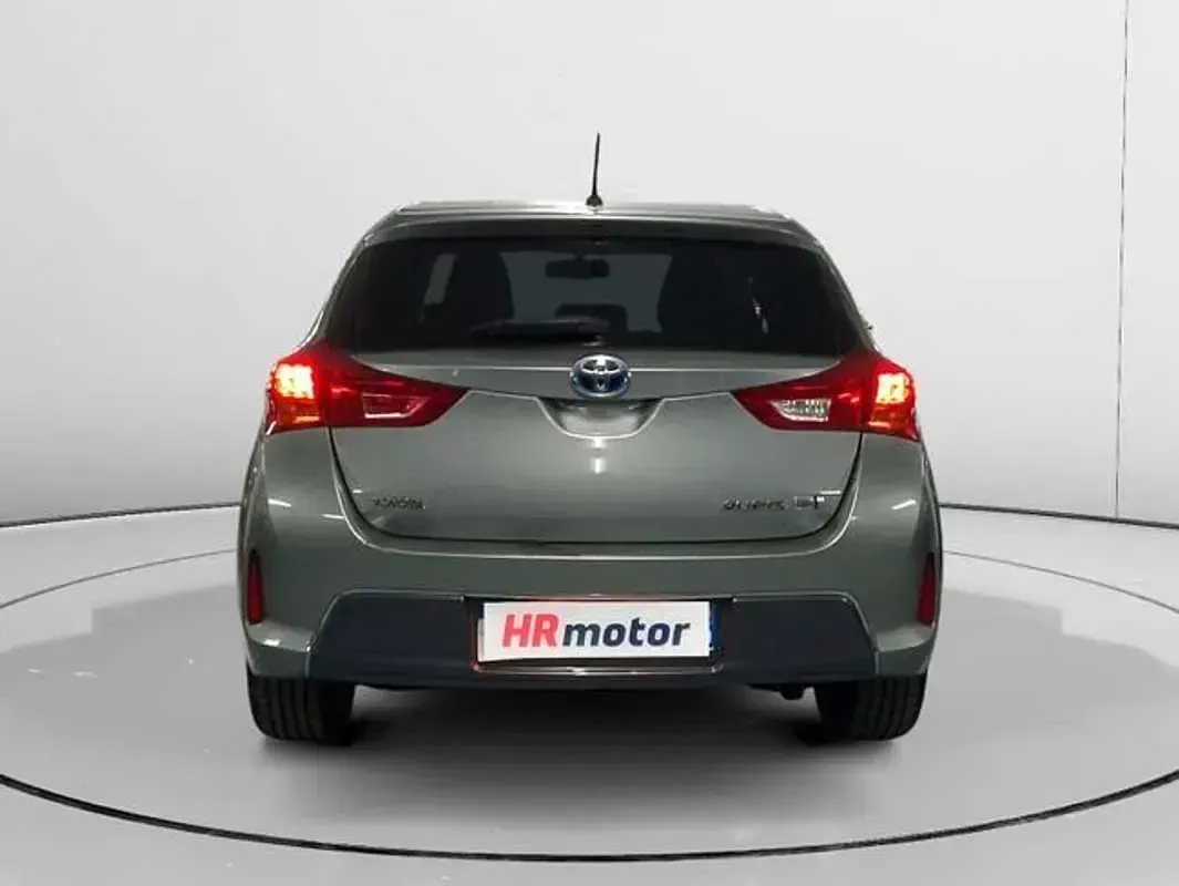 Usado Toyota Auris Hybrid 136 CV (100 kW) 2015 Gris Utilitario