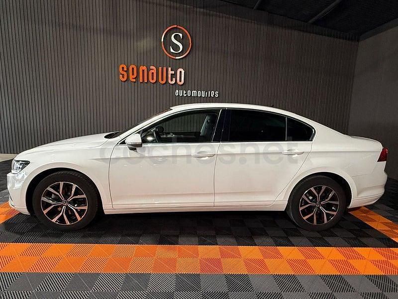 Usado VW Passat Executive 150 CV (110 kW) 2022 Blanco Familiar