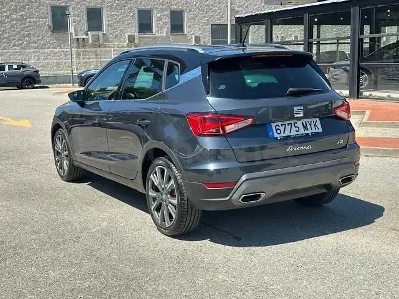 Usado Seat Arona FR 115 CV (84 kW) 2025 Gris / plata SUV
