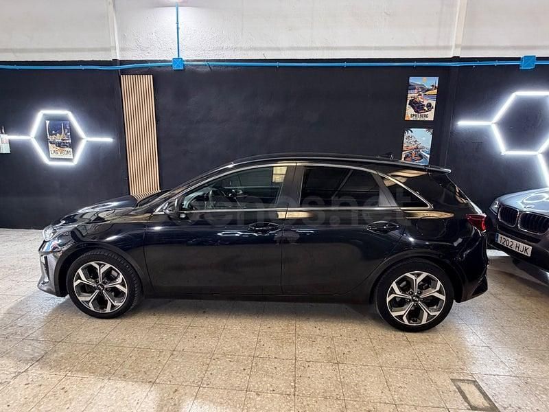 Usado Kia Ceed 136 CV (100 kW) 2021 Negro Utilitario