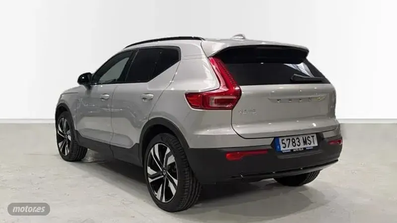 Usado Volvo XC40 Plus 163 CV (119 kW) 2024 Plateado SUV