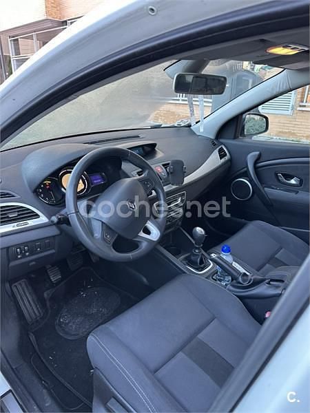 Begagnad Renault Mégane Dynamique 105 HK (77 kW) 2009 Vit Sedan