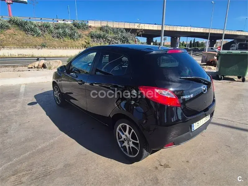 Usado Mazda 2 75 CV (55 kW) 2014 Negro Berlina