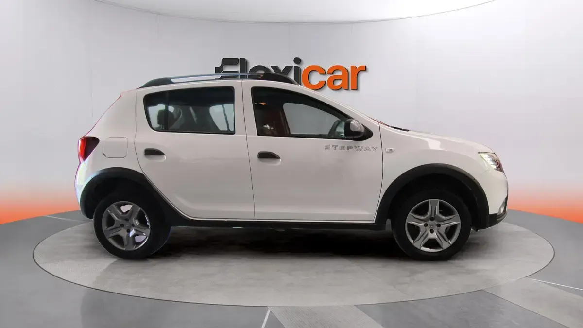 Usado Dacia Sandero Comfort 90 CV (66 kW) 2019 Blanco Berlina